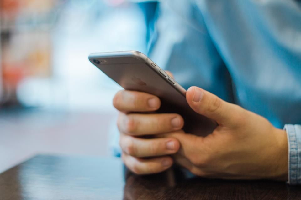 Persona revisando su celular