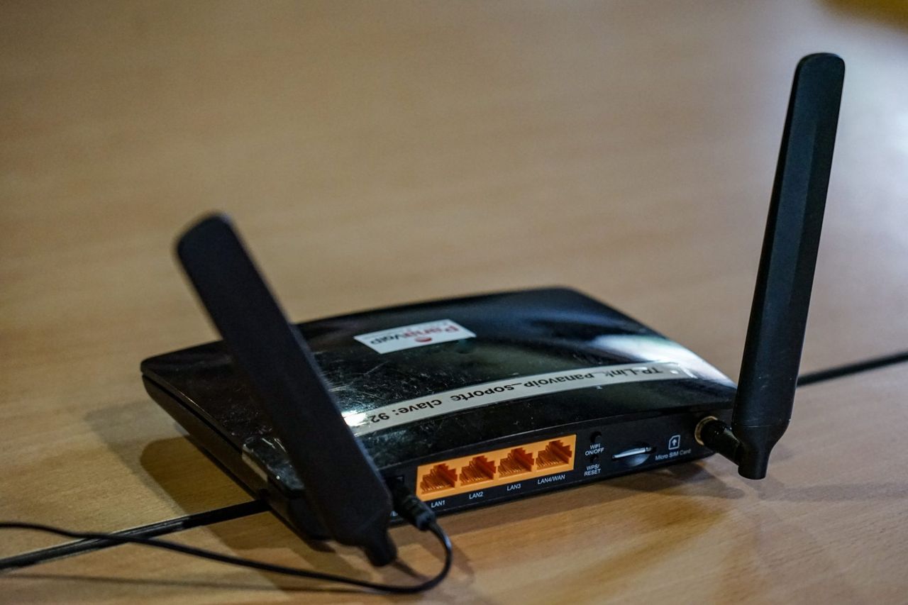 Módem WiFi con antenas sobre una mesa